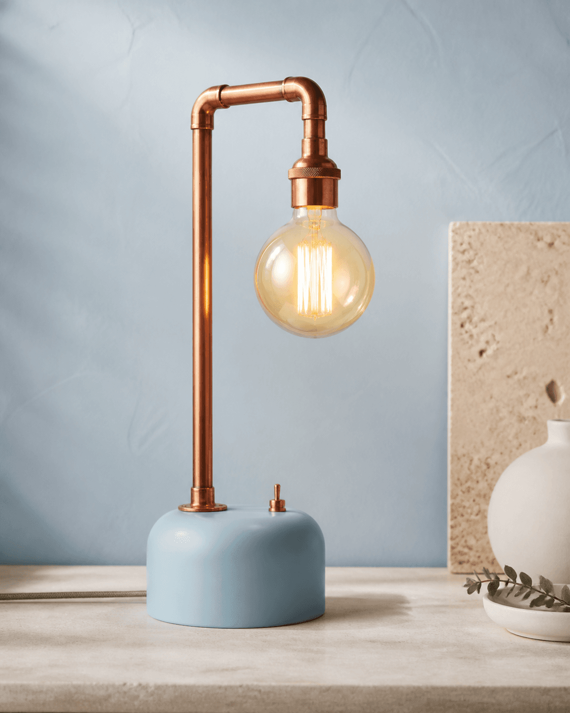 Handgefertigte Kupferrohrlampe mit hellblauem Sockel